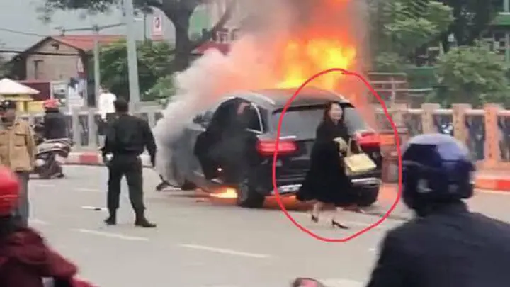 Lái Xe Ô Tô Mercedes Glc 250 Mang Bks 30g-007.85