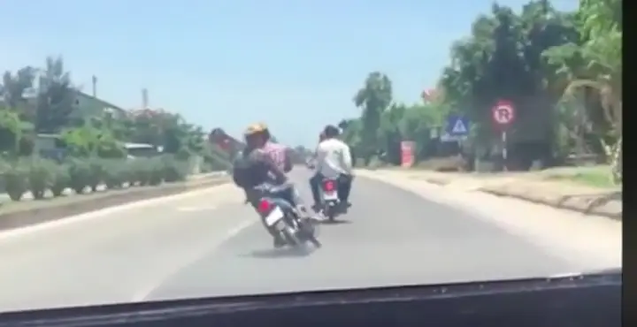 Nhóm Thanh Niên Trẻ Trâu Lạng Lách Đánh Võng Trước Đầu Xe Ô Tô Và Cái Kết Mãn Nguyện