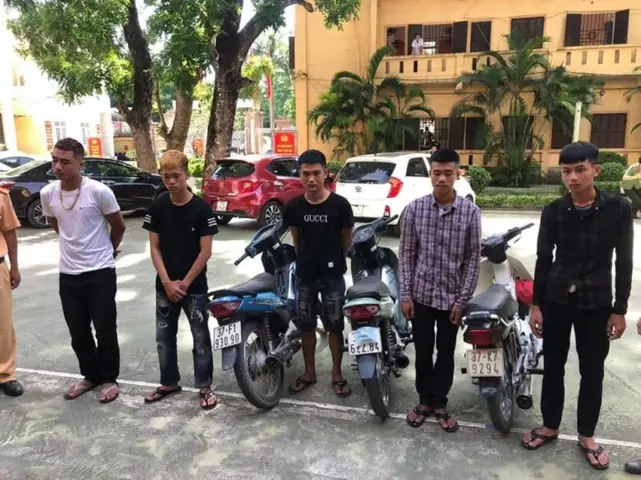 Nhóm Thanh Niên Trẻ Trâu Lạng Lách Đánh Võng Trước Đầu Xe Ô Tô Và Cái Kết Mãn Nguyện