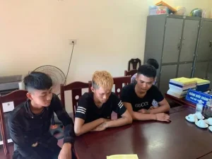 Nhóm Thanh Niên Trẻ Trâu Lạng Lách Đánh Võng Trước Đầu Xe Ô Tô Và Cái Kết Mãn Nguyện