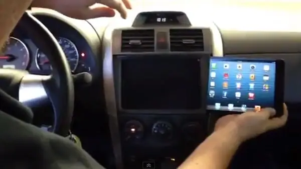 Hướng Dẫn Lắp Tablet Vào Xe Ô Tô An Toàn Và Tiện Lợi Cho Mọi Tài Xế Hướng Dẫn Lắp Tablet Vào Xe Ô Tô An Toàn Và Tiện Lợi Cho Mọi Tài Xế