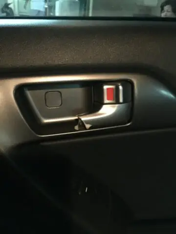 Các Thành Phần Chính Của Hệ Thống Lẫy Cửa Xe Ô Tô