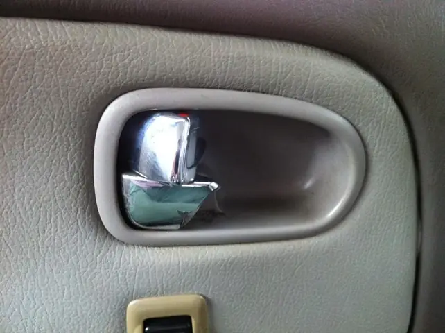 Lẫy Mở Cửa Và Tay Nắm Cửa Xe Ô Tô: Cấu Tạo, Chức Năng & Phân Loại