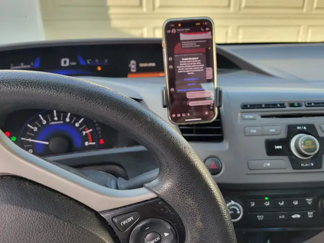 Lời Nghe Điện Thoại Khi Lái Xe Ô Tô: An Toàn Là Trên Hết