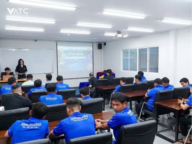 Lễ Tốt Nghiệp Lớp Kỹ Thuật Sửa Chữa Xe Ô Tô Điện – Xe Ô Tô Hybrid K3