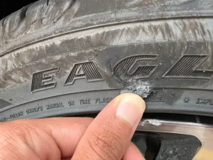 Lốp Xe Ô Tô Bị Mọt: Có Nguy Hiểm Không Và Xử Lý Thế Nào?