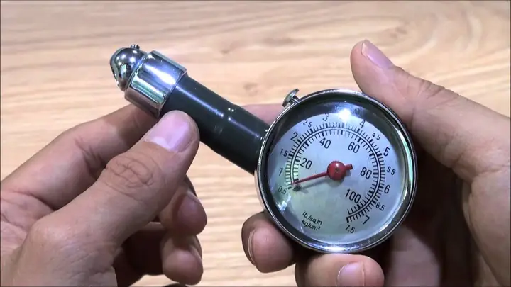 Sử Dụng Đồng Hồ Đo Áp Suất Lốp Xe Đúng Chuẩn Sử Dụng Đồng Hồ Đo Áp Suất Lốp Xe Đúng Chuẩn