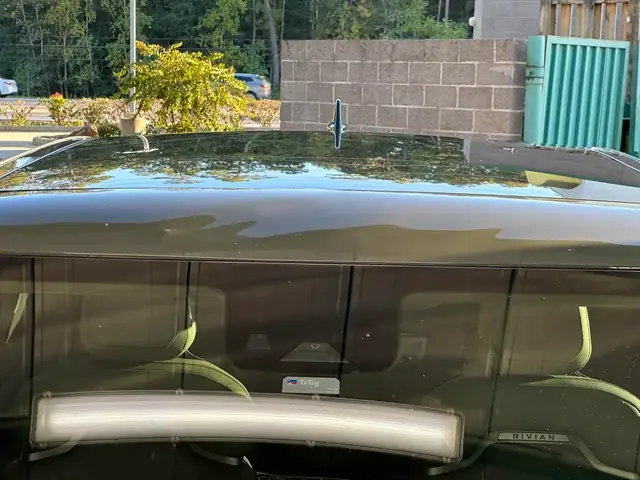 Mái Xe Ô Tô Kính Là Gì? Tổng Quan Về Thiết Kế, Lợi Ích Và Lưu Ý An Toàn