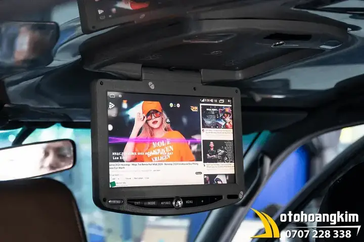 Màn Hình Ốp Trần Ô Tô 17 Inch Là Gì?