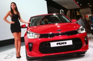 Mẫu Nữ Quảng Cáo Xe Ô Tô: Phân Tích Tác Động Đến Quyết Định Mua Xe