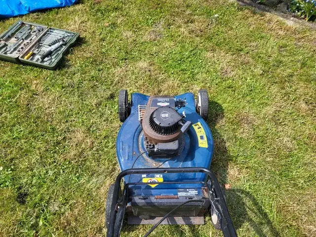 Máy Cắt Cỏ Có Bánh Lắp Xe Ô Tô: Khả Thi, An Toàn Và Quy Định Cần Biết