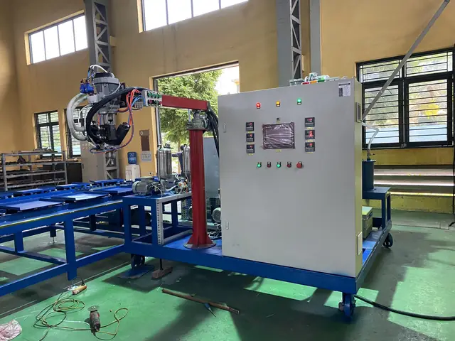 Máy Đổ Nhựa Pu Cho Ghế Xe Ô Tô Là Gì?
