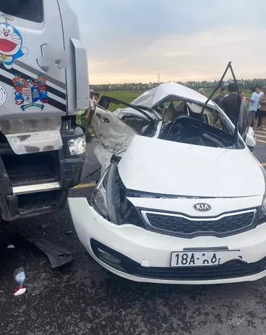 Hiện Trường Vụ Va Chạm Giữa Xe Tải Và Ô Tô Con Khiến Bốn Người Gặp Nạn, Hai Người Là Mẹ Con Được Xác Định Chết Tại Chỗ - Ảnh: Nguyễn Ngọc