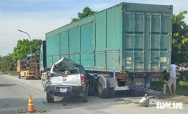 Xe Bán Tải Va Chạm Container, 2 Người Chết, 4 Người Bị Thương