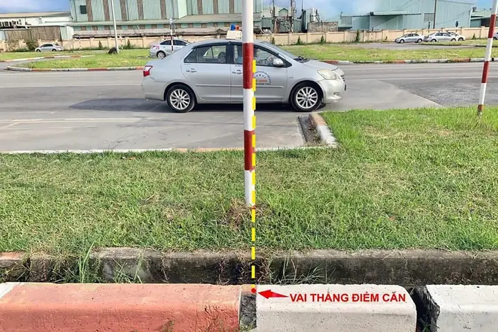 Bước 1: Quan Sát Kính Trái Và Đánh Lái Sang Trái