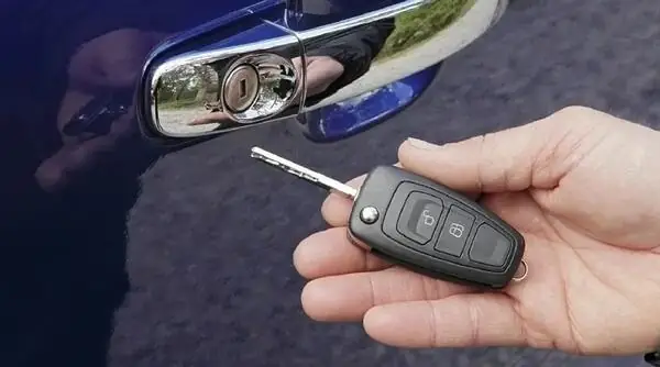 Đối Với Xe Sử Dụng Chìa Khóa Cơ Và Điều Khiển Từ Xa