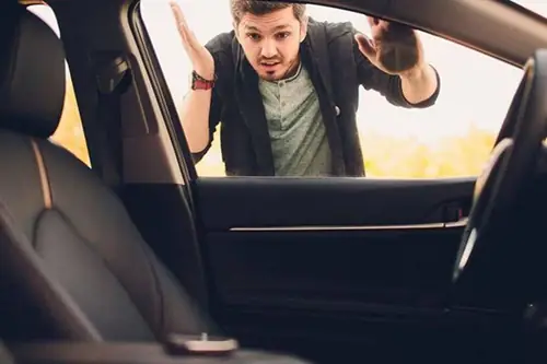 Cách Mở Cửa Xe Ô Tô Từ Bên Ngoài Ghế Người Lái