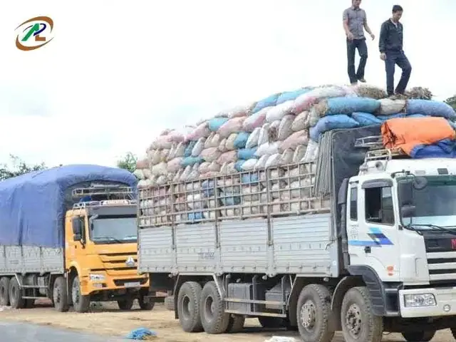 Xe Chở Hàng Quá Khổ Là Gì?