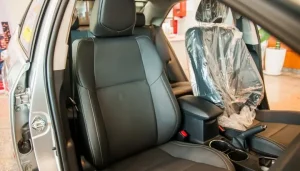 Tháo Các Lớp Màng Bọc Trên Xe Ô Tô Mới