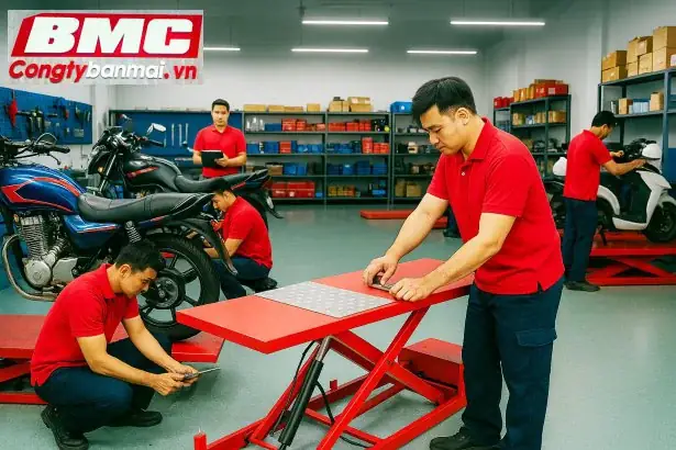 Hình Ảnh Bạn Nâng Xe Máy Trong Tiệm Sửa Chữa Xe Máy