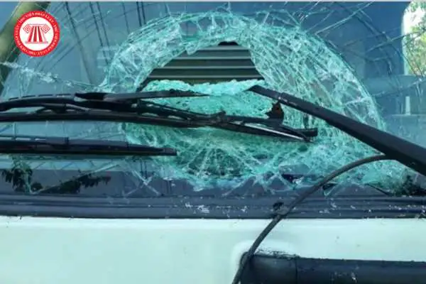 Xử Phạt Hành Vi Ném Gạch Đá Vào Ô Tô Đang Lưu Thông Trên Đường Được Pháp Luật Quy Định Như Thế Nào?