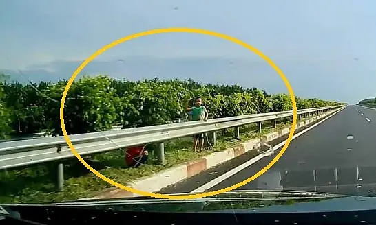 Nguy Hiểm Tình Trạng Ném Đá Vào Xe Ô Tô Trên Cao Tốc - Ảnh 1.