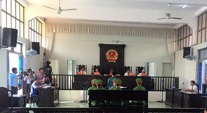 Xét Xử Hai Người Đốt Nhiều Xe Ô Tô Của Cảnh Sát Cơ Động