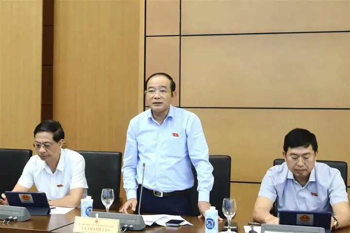 Ném Đât Vào Xe Ô Tô Đang Đô