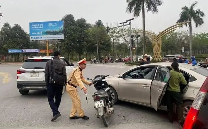 Người Đàn Ông Chạy Xe Cầm Đập Kính Ô Tô: Nguy Hiểm & Phòng Tránh