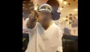 Xác Minh Người Đàn Ông Chặn Đầu Ô Tô, Đập Kính Giữa Phố - Ảnh 1.