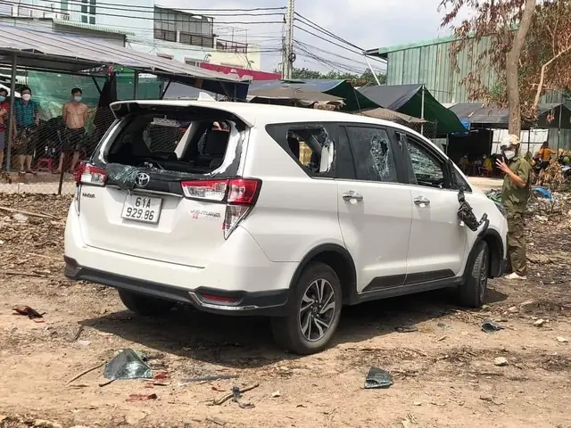 Người Đàn Ông Chạy Xe Đập Kiếng Ô Tô: Hành Vi Nguy Hiểm Và Hệ Lụy Pháp Lý