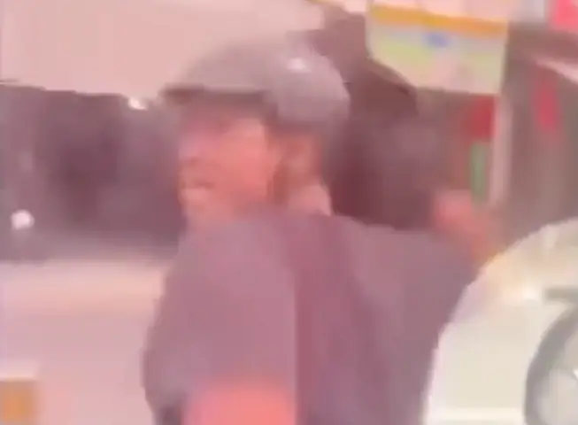 Người Đàn Ông Quấn Áo Khoác Vào Tay Rồi Đập Kính Ô Tô. Ảnh Cắt Từ Clip