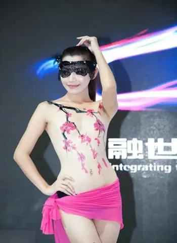 Một Người Mẫu Nude Painting Tại Triển Lãm Ô Tô Quốc Tế Hải Khẩu Vừa Tổ Chức Vào Đầu Tháng Này