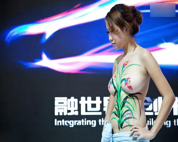Người Mẫu Nude Painting Trung Quốc Tại Triển Lãm Ô Tô Quốc Tế Hải Khẩu