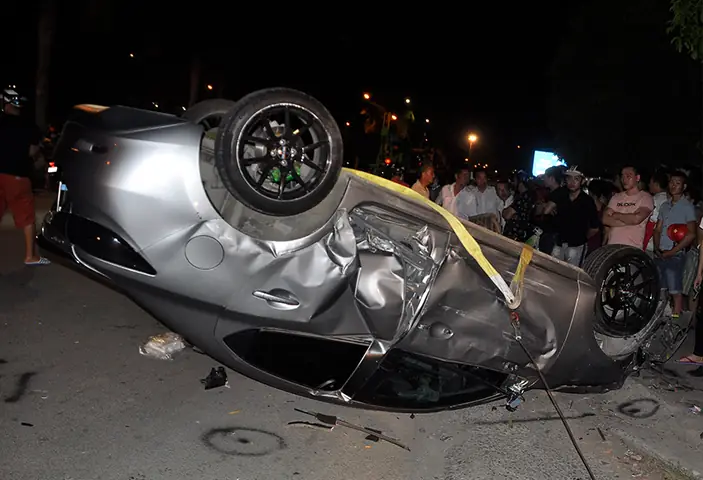 Ô Tô Bị Lật Dọc