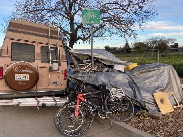 Nhà Ô Tô Cạnh Xe Đạp: Hiểu Rõ Thiết Kế An Toàn Và Lợi Ích Thực Tế Cho Người Dùng