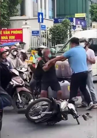 Tạm Giữ Phương Tiện, Tiếp Tục Điều Tra Làm Rõ Vụ Việc Hai Tài Xế Tại Giao Lộ Nguyễn Thị Minh Khai – Nguyễn Bỉnh Khiêm