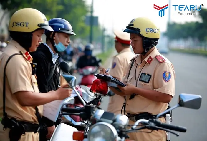 Sử Dụng Giấy Đăng Ký Xe Giả Bị Cảnh Sát Giao Thông Phạt Bao Nhiêu?