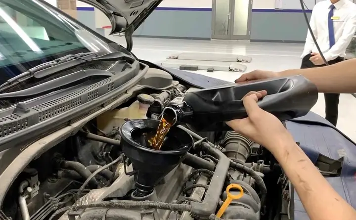 Nhớt Ô Tô Và Nhớt Xe Máy: Khác Biệt Và Cách Lựa Chọn Đúng