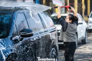 Chị Hương - Chủ Cơ Sở Trên Đường Trần Quang Khải Cho Biết: "cận Ngày Tết Nhu Cầu Rửa Xe Của Người Dân Rất Cao, Chúng Tôi Phải Rửa Liên Tay, Có Khi Làm Không Kịp Nghỉ Ngơi".