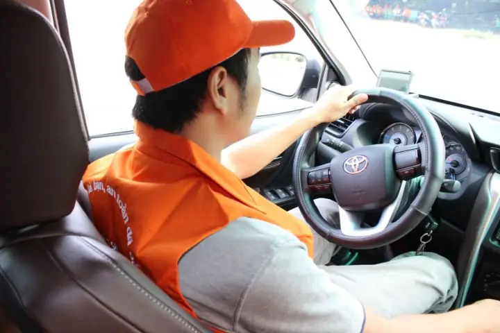 Tài Xế Lái Xe Ô Tô Đối Mặt Khó Khăn Trên Đường