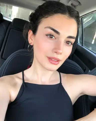 Nữ Diễn Viên Bên Xe Ô Tô Và Nghệ Thuật Xây Dựng Hình Ảnh Thương Hiệu Xe Hơi