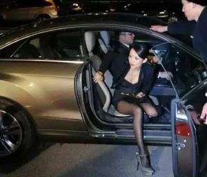 Bước Xuống Xe Tưởng Chừng Là Việc Vô Cùng Đơn Giản Nhưng Đối Với Các Ngôi Sao Nữ Thường Xuyên Mặc Váy Ngắn Hoặc Lễ Phục Thì Đó Lại Là Điều Không Hề Dễ Chút Nào.