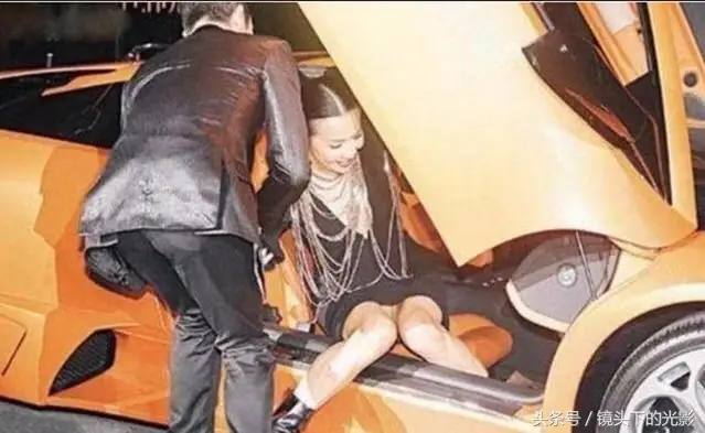 Bước Xuống Xe Tưởng Chừng Là Việc Vô Cùng Đơn Giản Nhưng Đối Với Các Ngôi Sao Nữ Thường Xuyên Mặc Váy Ngắn Hoặc Lễ Phục Thì Đó Lại Là Điều Không Hề Dễ Chút Nào.