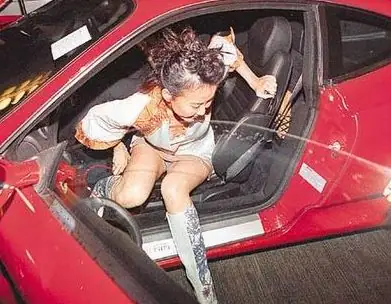 Bước Xuống Xe Tưởng Chừng Là Việc Vô Cùng Đơn Giản Nhưng Đối Với Các Ngôi Sao Nữ Thường Xuyên Mặc Váy Ngắn Hoặc Lễ Phục Thì Đó Lại Là Điều Không Hề Dễ Chút Nào.