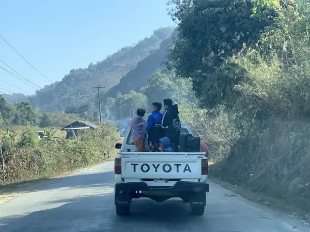 Người Dân Tại Lào Khá Thân Thiện Với Các Du Khách. Ảnh: Hà Vân