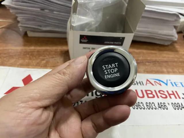 Nút Bấm Ấn Khởi Động Động Cơ Xe Mitsubishi Xpander