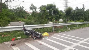 Sau Khi Gây Tai Nạn Trên Cao Tốc Hà Nội – Bắc Giang, Tài Xế Ô Tô Con Tiếp Tục Tăng Ga Bỏ Chạy Kéo Lê Xe Máy Của Nạn Nhân Trên Đường.