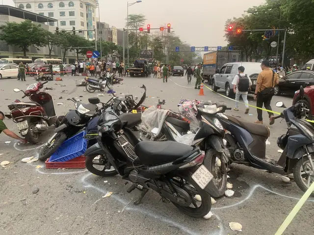 Vụ Ô Tô Đâm 17 Xe Máy: Vì Sao Tài Xế Bước Ra Từ Cửa Phụ?