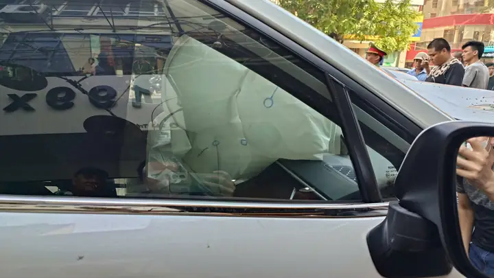 Túi Khí Phía Trước Xe Bung Sau Vụ Tai Nạn.